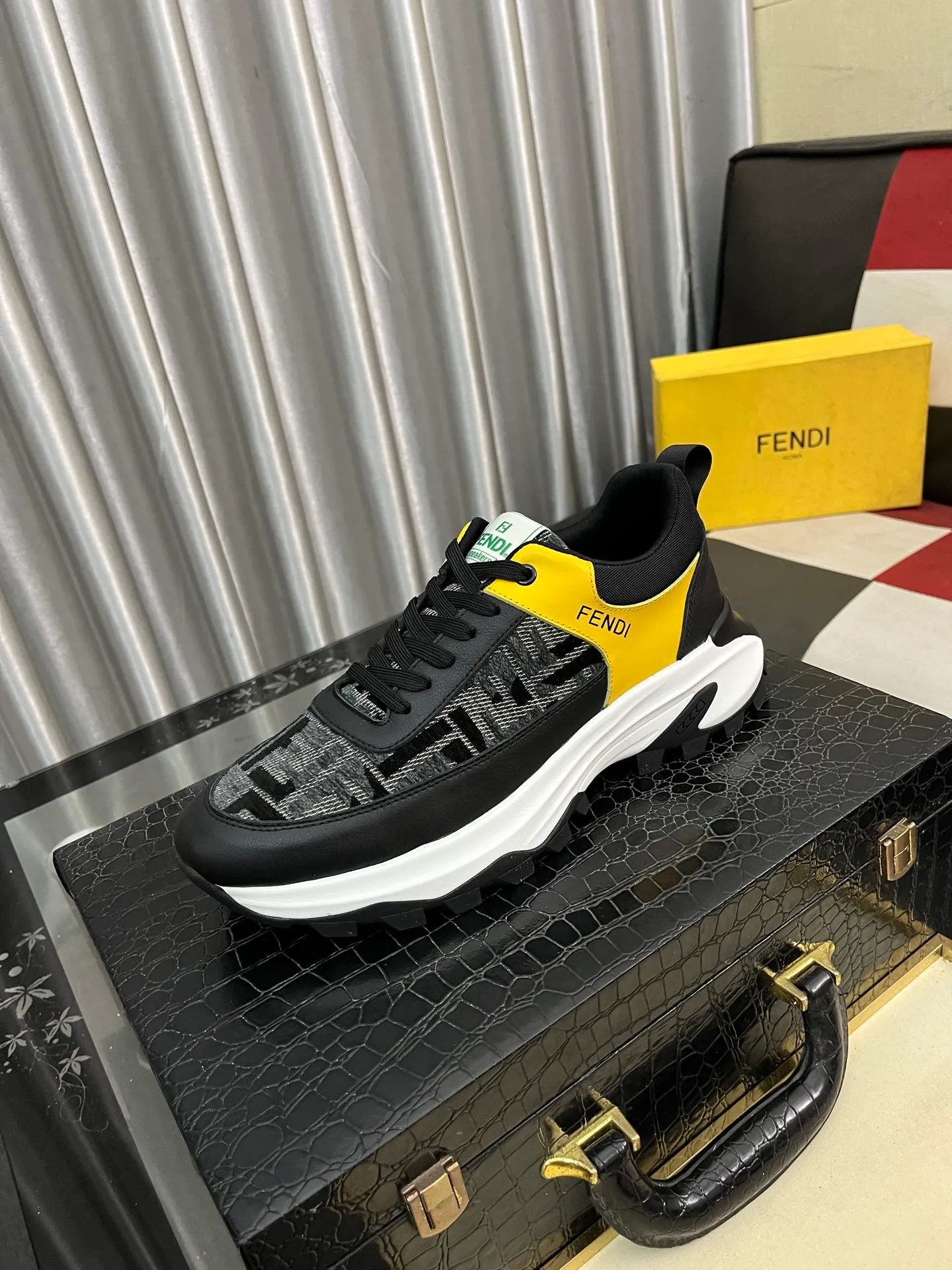 Men's Men's Shoes💰458⌚️⌚️[FENDI] Fendi's classic and comfortable men's, this complex sneaker is made of soft calfskin➕genuine leather lining➕original ultra-light rubber material with rough outsole. This unique light style is suitable for the casual and refined sensibility of this season. It is comfortable and natural on the feet. It is an everyday style for casual travel in autumn and winter! 38−443️⃣colors available